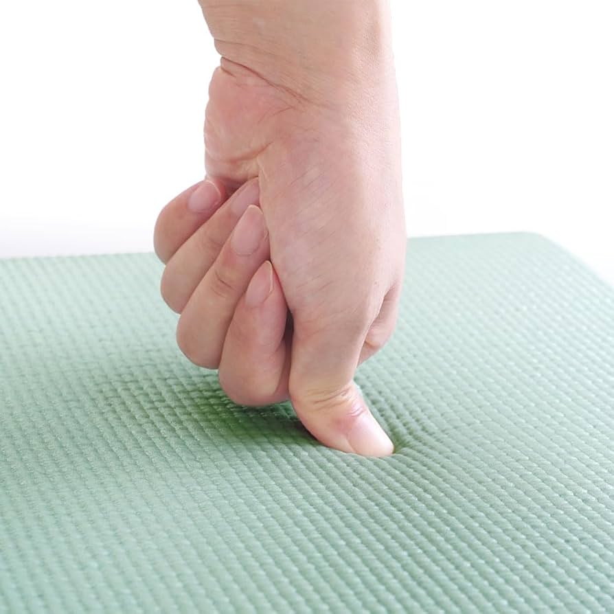 Amazon | ヨガマット ミニ 66×28㎝ 丈夫 高いグリップ力 2つ折り